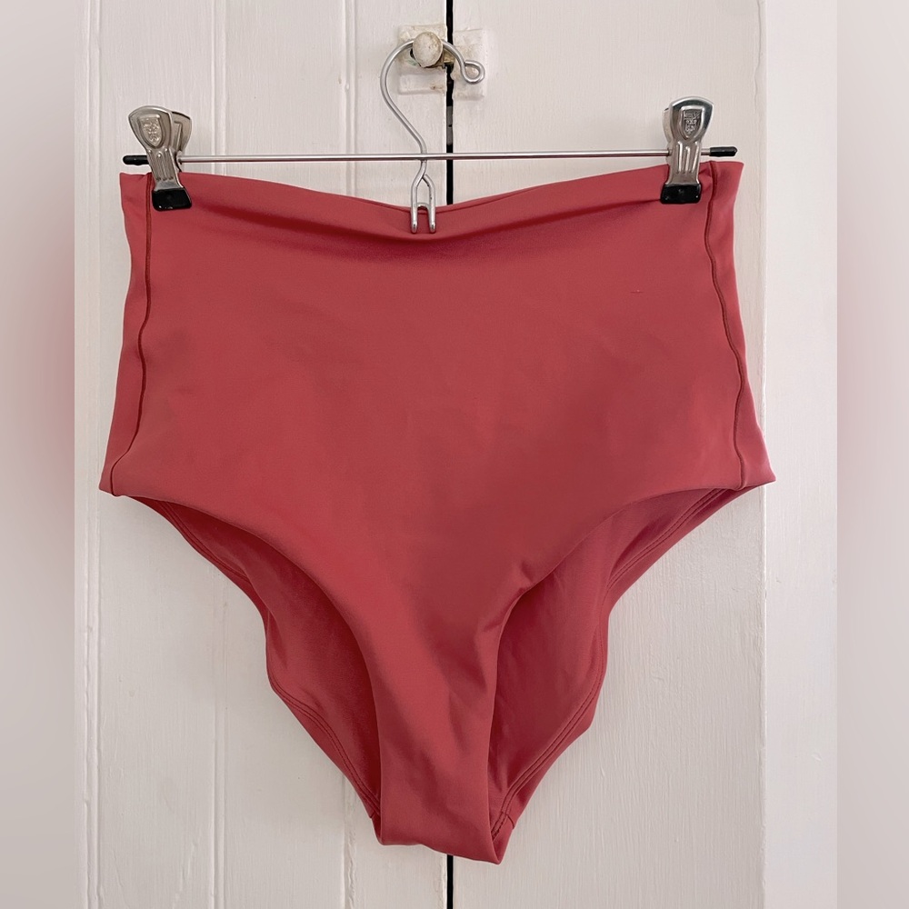 Left on Friday Hi Tide Bottom in Camp size large